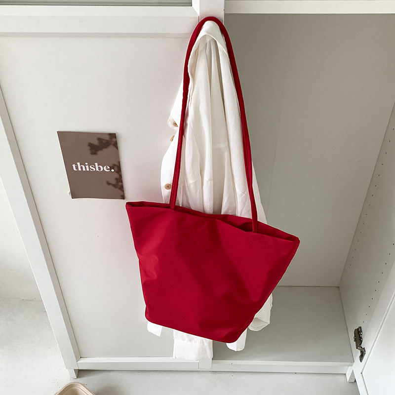 Interior Design Minimalist - Freizeitliche minimalistische Damen-Schultertasche: Neue, geräumige Nylon-Handtasche